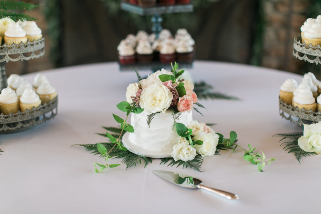 white flower cake